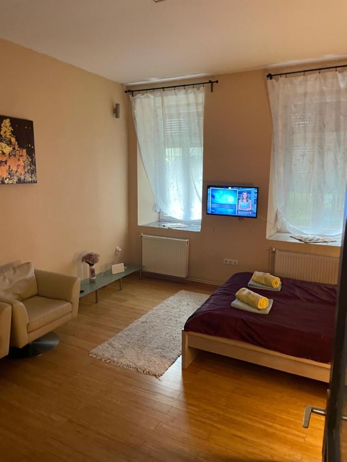 Apartment Clark Apartman ** *